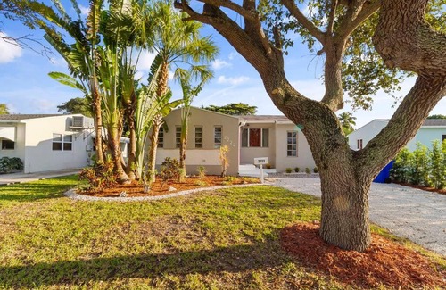 North Central Hollywood House | Cozy 3 bedroom home with pool and huge backyard