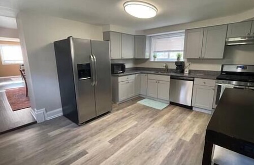 Oakmont House | Cozy 3-bedroom house Quiet street Free parking