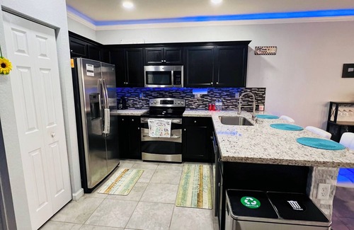 Homestead House | Cozy 3-bedroom townhome inHomestead , near Keys, with AC, full kitchen , WiFi