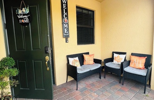 Homestead House | Cozy 3-bedroom townhome inHomestead , near Keys, with AC, full kitchen , WiFi