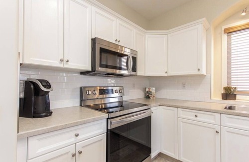 Red Deer House | Cozy 3-bedroom townhouse in Red Deer. Family and Business friendly