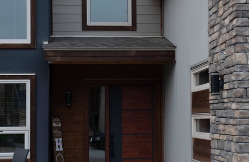 East Kootenay House | Cozy 3 BR Home | Mountain Views | Private Beach |Lake Access