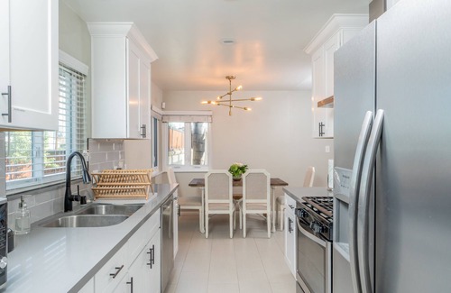 Anaheim Resort House | Cozy 3 Br private house near Disneyland, Anaheim Convention, Old town Orange