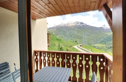 Les Bruyeres Apartment | Cozy 3-Room Apt, Ski-in/Ski-out, South-Facing Balcony, Sleeps 6, Central Location in Les Bruyères