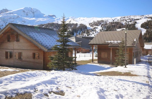 Saint-Etienne-en-Devoluy Ski Chalet | Cozy 3-Room Duplex Chalet with Heated Pool Access in Résidence Le Hameau du Puy, Superdevoluy
