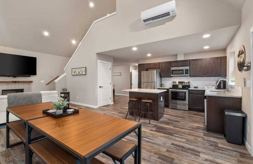 Packwood Cabin | Cozy 3BD Chalet – Hot Tub & Game Room Mt Rainier