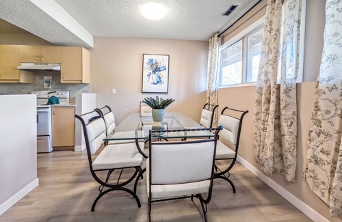 Sunnyside House | Cozy 3BR Basement Suite with Wi-Fi by Bow River