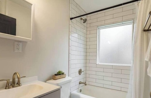 Des Moines House | Cozy 3BR Family Home near Drake University