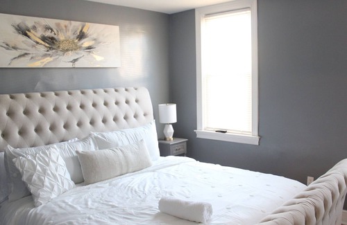 Kensington House | COZY 3BR Townhouse with HOT TUB! Free Disney+ &Netflix!