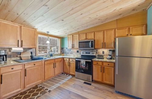 Moultonborough House | Cozy 3BR w/Firepit + Boat Slip Option