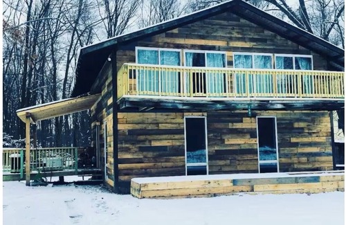 Champion Cabin | Cozy 4-bedroom cabin in 7 springs w/hot tub for winter and pool in summer