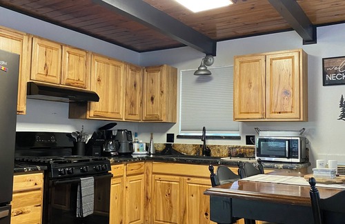 Groveland Cabin | Cozy 4-bedroom cabin near Yosemite with WiFi close to downtown Groveland