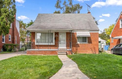 Dearborn Heights House | Cozy 4 Bedroom-Outdoor furniture- 2 bathrooms