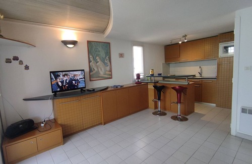 Naturist Village Villa | Cozy 4-Person Villa with AC, Terrace, and Private Parking in Agde