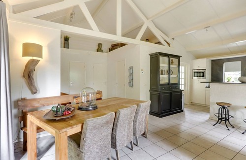 Uden House | Cozy 4-person bungalow with lovely private outdoor hot tub.