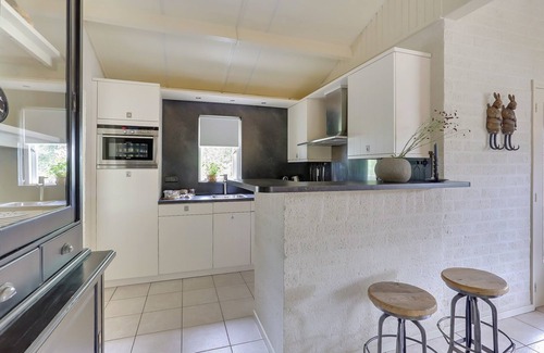 Uden House | Cozy 4-person bungalow with lovely private outdoor hot tub.