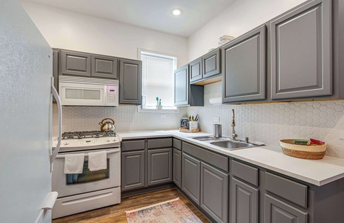 Greater Grand Crossing House | Cozy 4BR Home with Crib & Games, Nearby Sights