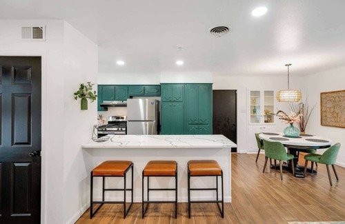 North San Antonio - SAT House | Cozy 4BR House with BBQ near Six Flags & SeaWorld