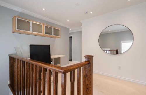 Meadowvale Village House | Cozy 5 Bedroom House near Toronto Airport