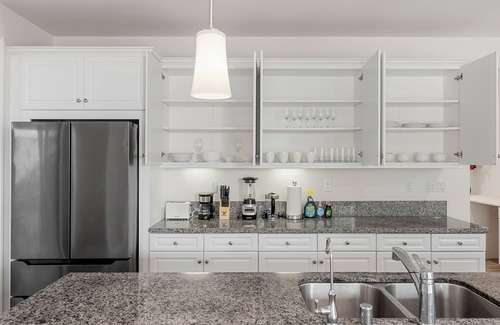 Ontario House | Cozy 5B4.5B｜Communal Pool｜Pets OK｜Garage & Driveway｜Specious Backyard #42465