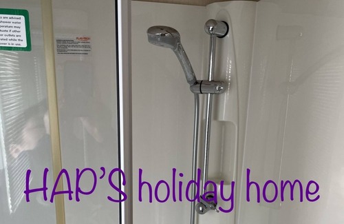 Brightlingsea House | Cozy 8 berth static caravan - short drive to Clacton