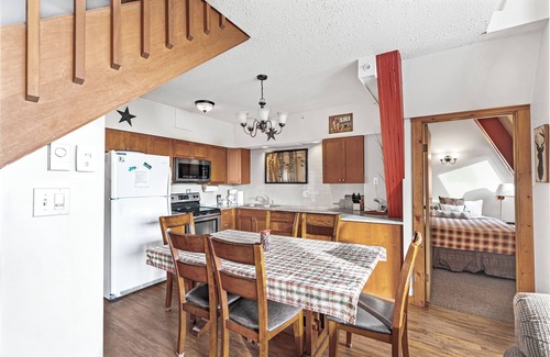 Silver Star Mountain Hotel | Cozy A-Frame Mountain Suite w/Fireplace & Deck