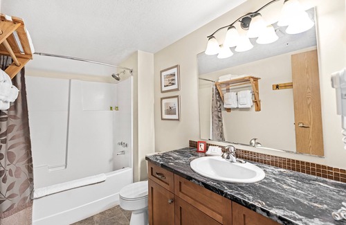 Silver Star Mountain Hotel | Cozy A-Frame Mountain Suite w/Fireplace & Deck