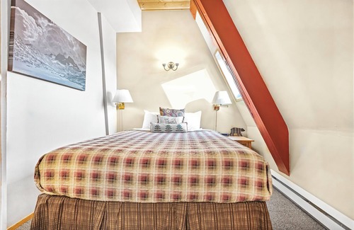 Silver Star Mountain Hotel | Cozy A-Frame Mountain Suite w/Fireplace & Deck