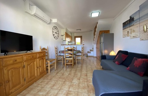 L'Escala Cottage | Cozy abd family house with community pool