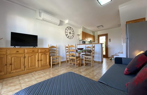 L'Escala Cottage | Cozy abd family house with community pool