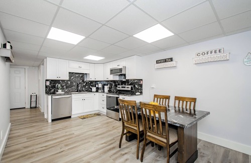 Buford House | Cozy Adventure Basement Getaway for Groups Sleeps 5