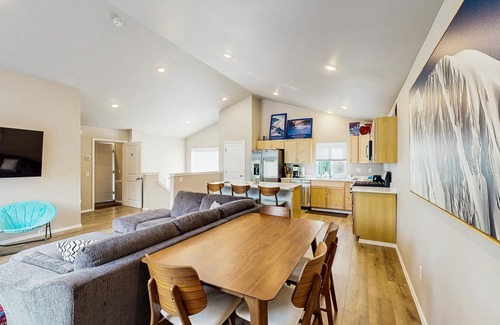 Alyeska House | Cozy adventure retreat with mountain views, gas grill, & smart TV - near slopes