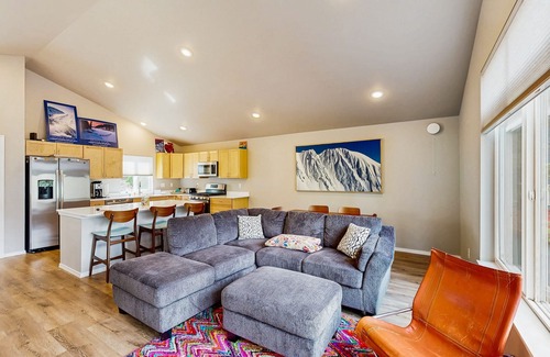 Alyeska House | Cozy adventure retreat with mountain views, gas grill, & smart TV - near slopes