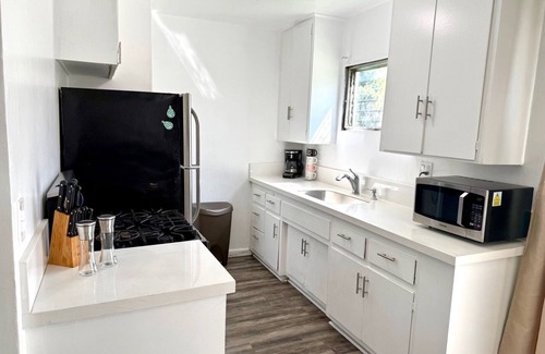 Castle Heights Apartment | Cozy & affordable 2bd in historic Culver City, Palm Venice area