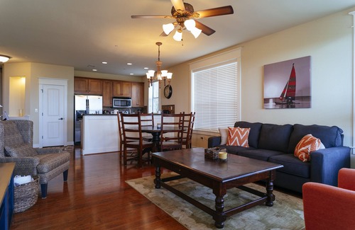 Jonestown Condo | Cozy and Charming Hill Country Lakeview Oasis