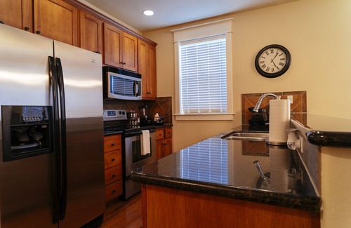 Jonestown Condo | Cozy and Charming Hill Country Lakeview Oasis