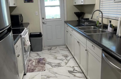 Clearwater Cabin | cozy and cheerful 2 bedroom home minutes to the beach!