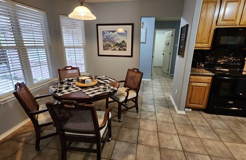 Bella Vista House | Cozy and Clean! Quiet Cul de sac, Screened Porch, Attached Garage, and Fire Pit!