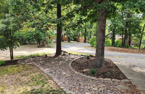 Bella Vista House | Cozy and Clean! Quiet Cul de sac, Screened Porch, Attached Garage, and Fire Pit!
