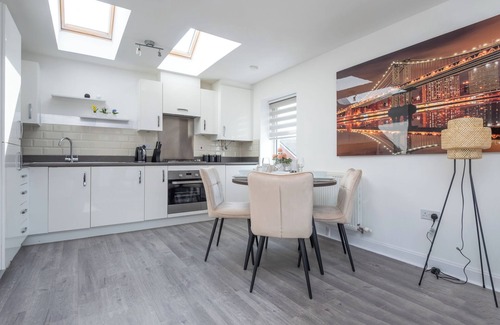 Dartford House | Cozy and modern two-bedroom apartment