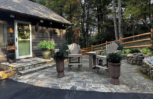 Roaring Gap Cottage | Cozy and Quiet Four Bedroom Cottage on a Golf Course in Glade Valley, NC.