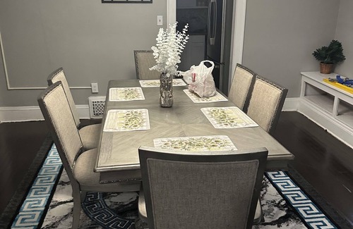 Cleveland House | Cozy and Spacious 4-bedroom house in fabulous Cleveland with AC, WiFi