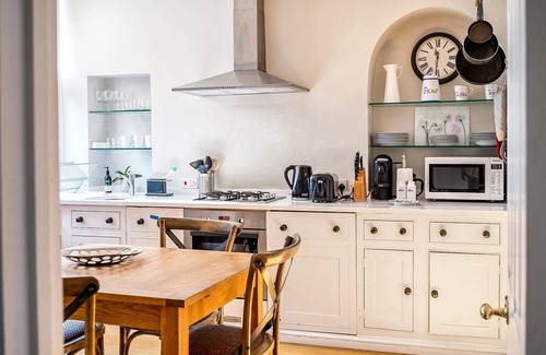 Royal Borough of Kensington and Chelsea Apartment | Cozy and Spacious Kensington Maisonette