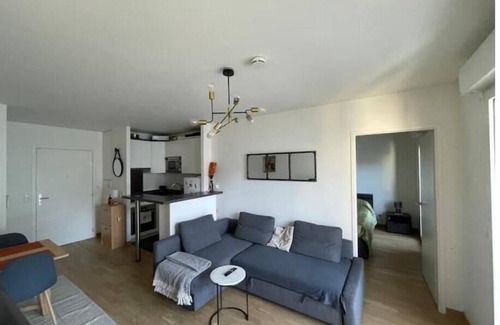 Issy-les-Moulineaux Apartment | Cozy apartment with Balcony view Eiffel Tower view