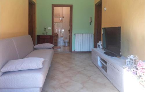 Castelvecchio Pascoli Apartment | Cozy Apartment In Castelvecchio Pascoli
