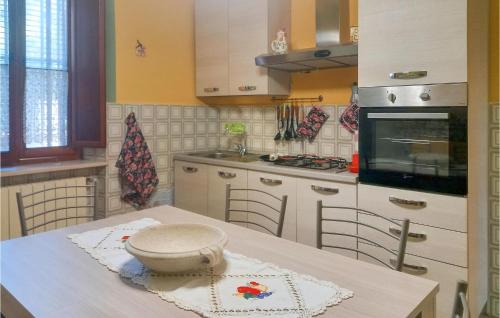 Castelvecchio Pascoli Apartment | Cozy Apartment In Castelvecchio Pascoli