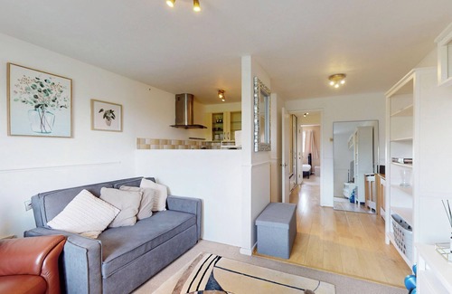 East Acton Apartment | Cozy Apartment - 10 minutes to Train Station