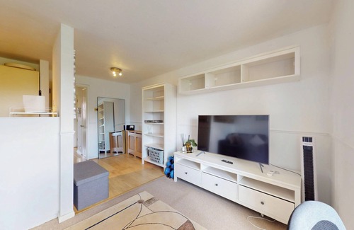 East Acton Apartment | Cozy Apartment - 10 minutes to Train Station