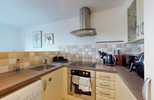 East Acton Apartment | Cozy Apartment - 10 minutes to Train Station