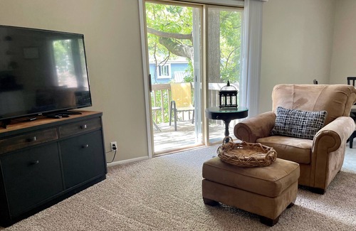 Cedar Rapids Apartment | Cozy Apartment. Close to downtown, Newbo and easy access to I 380